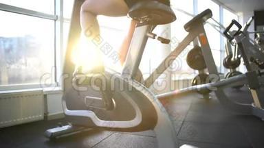 女子双腿训练固定自行车，燃烧卡路里，有氧运动